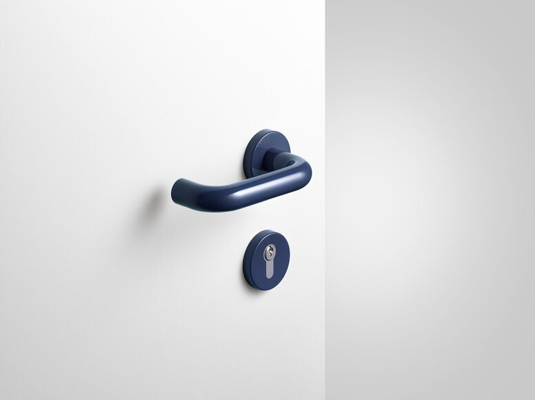 HEWI deurkruk staal blauw Krukgarnituur met sleutelrozet in de kleur staalblauw gemaakt van polyamide